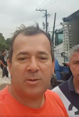 Vereador Junior Reis em obras no trecho entre as ruas Sônia Raquel e Márcio Santos Silva em Xerém.