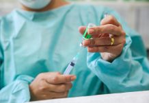 PREFEITURA DE DUQUE DE CAXIAS VACINA TODOS OS PROFISSIONAIS DA ATENÇÃO BÁSICA DE SAÚDE CONTRA O COVID-19