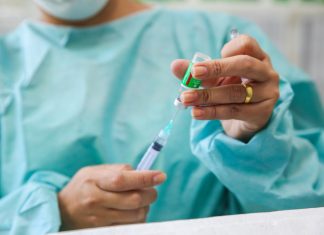 PREFEITURA DE DUQUE DE CAXIAS VACINA TODOS OS PROFISSIONAIS DA ATENÇÃO BÁSICA DE SAÚDE CONTRA O COVID-19