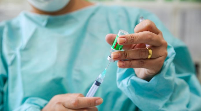 PREFEITURA DE DUQUE DE CAXIAS VACINA TODOS OS PROFISSIONAIS DA ATENÇÃO BÁSICA DE SAÚDE CONTRA O COVID-19